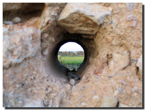 The world through a hole / El mundo a través de un agujero per . SantiMB . (too busy) a Flickr
